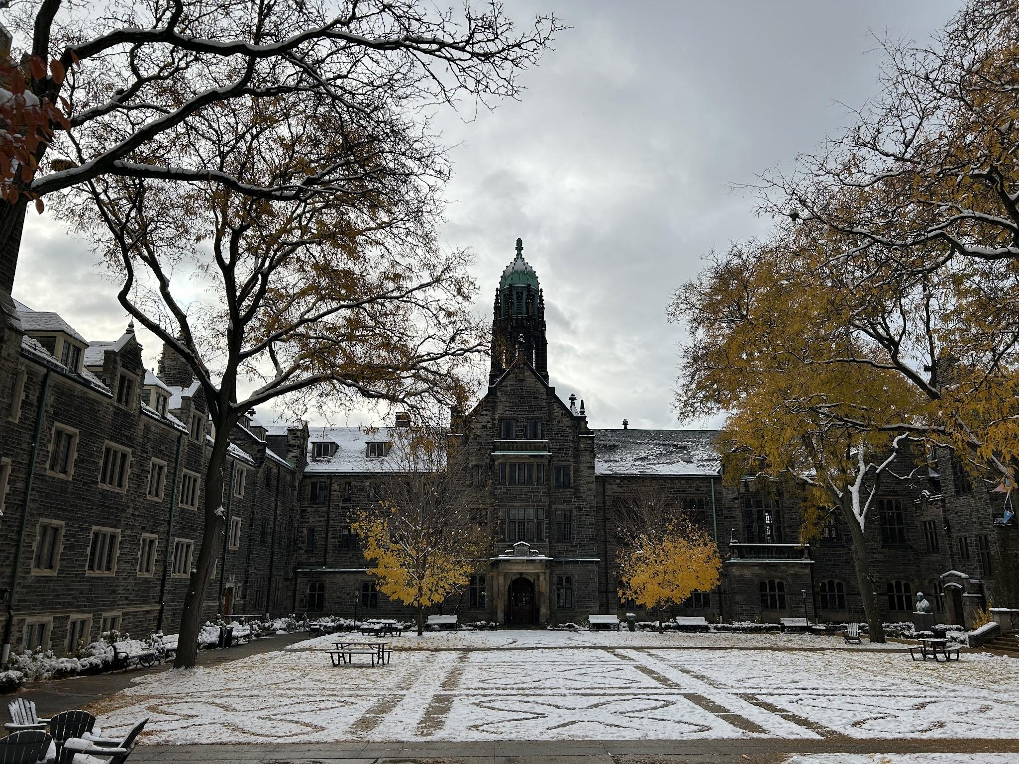 紅葉と雪とTrinity Collegeの写真