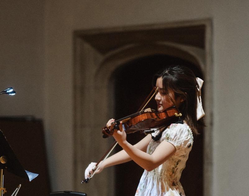 Trinity College Talent Showでバイオリンを演奏した際の写真
