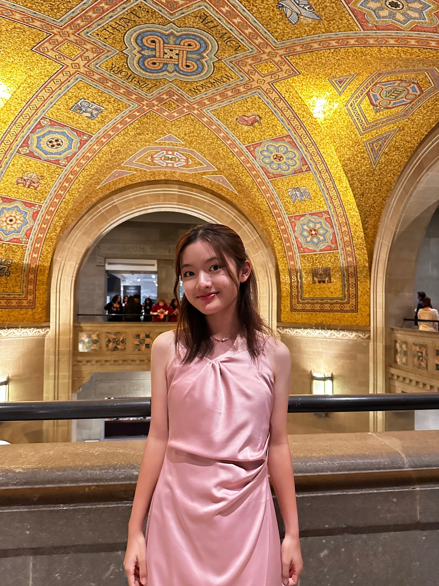 “Royal Ontario Museum”で行われたカレッジ主催ダンスパーティーでの写真
