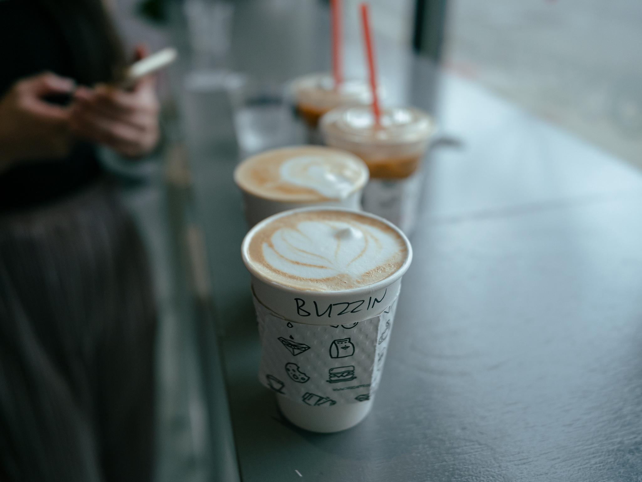 大学外のカフェで飲むコーヒー