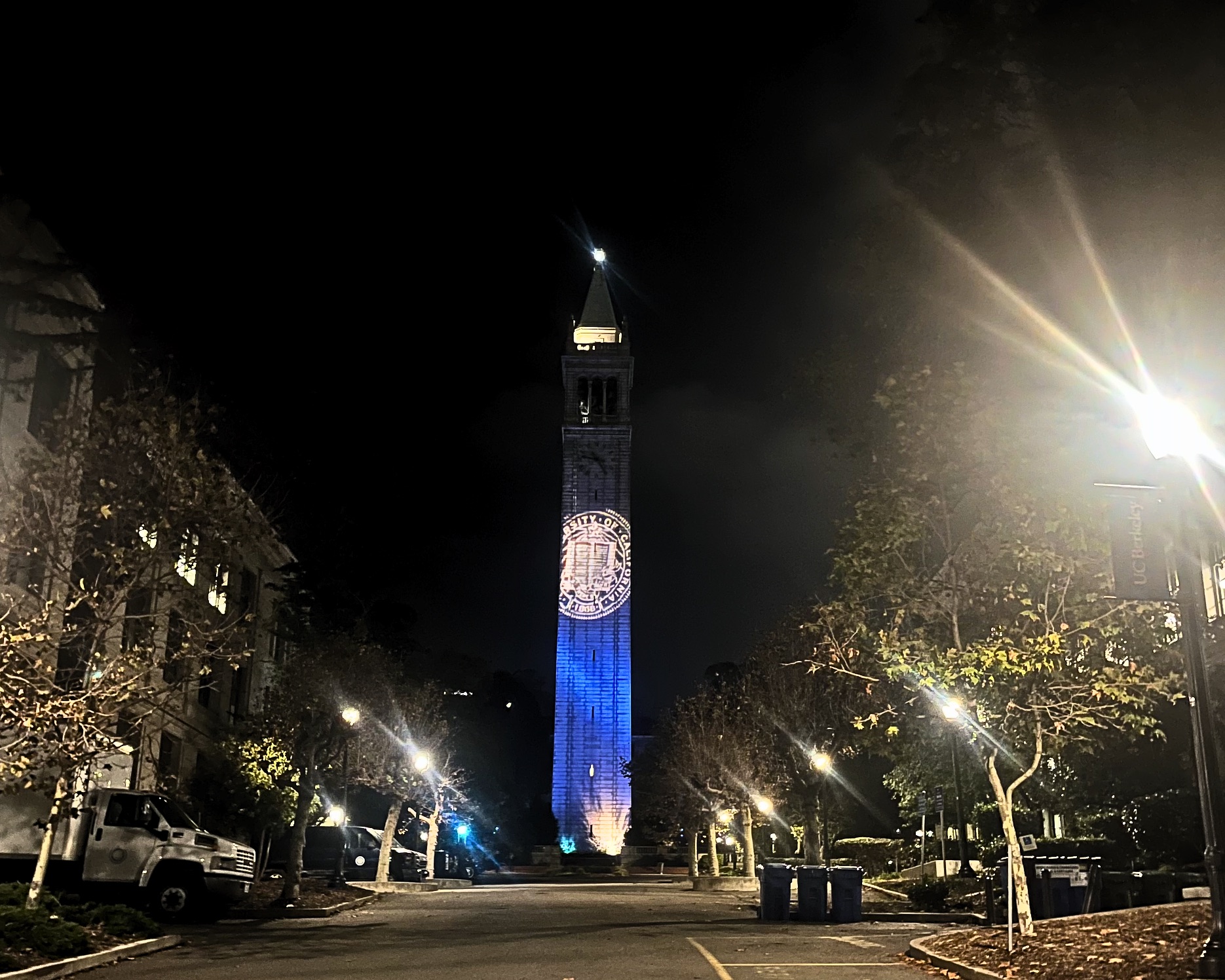 夜にライトアップされた大学の時計台