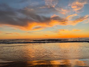 アメリカ西海岸のビーチから見る夕日