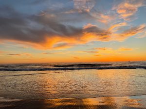アメリカ西海岸のビーチから見る夕日